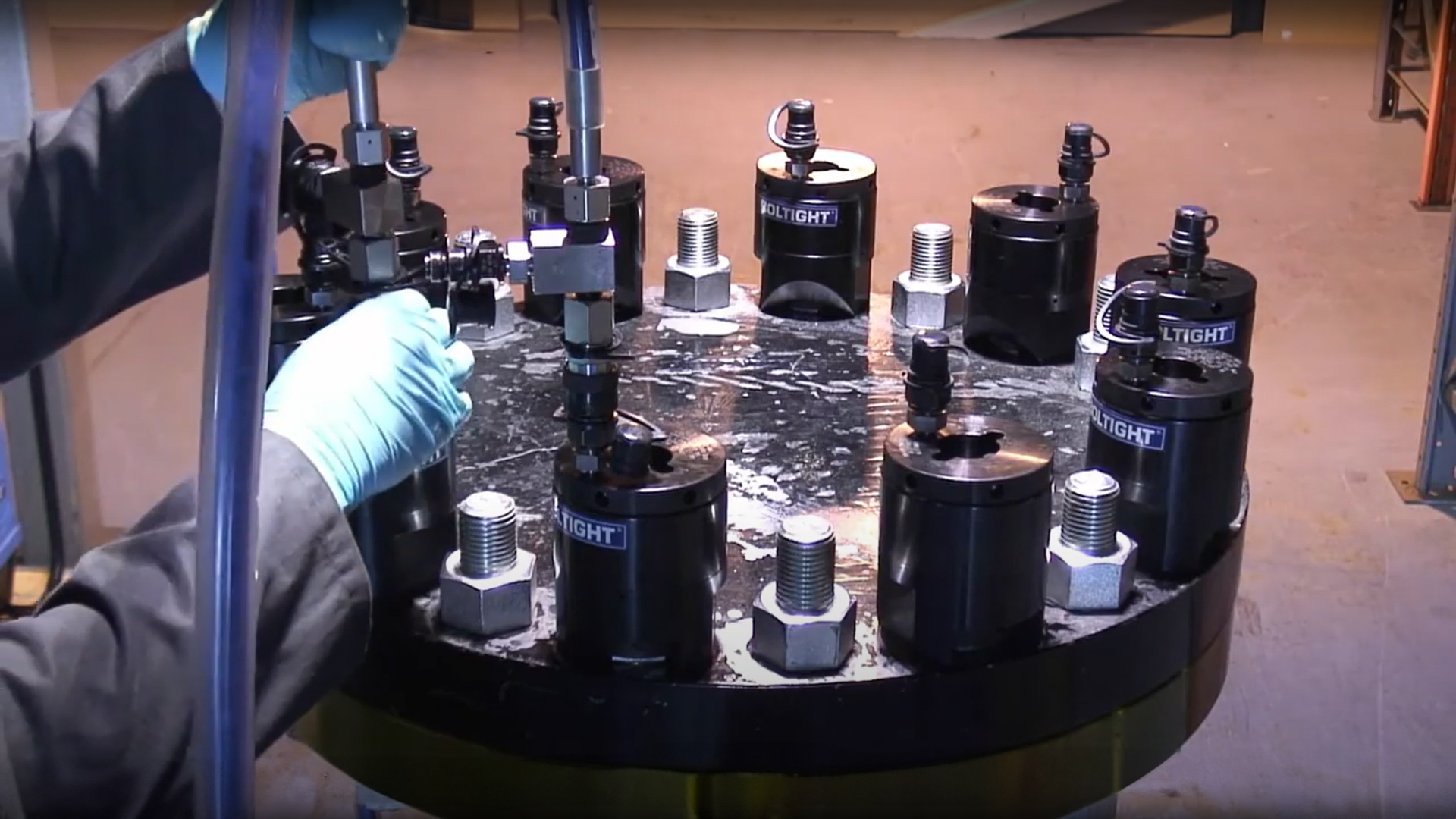 Hydraulic tensioners for compact flanges